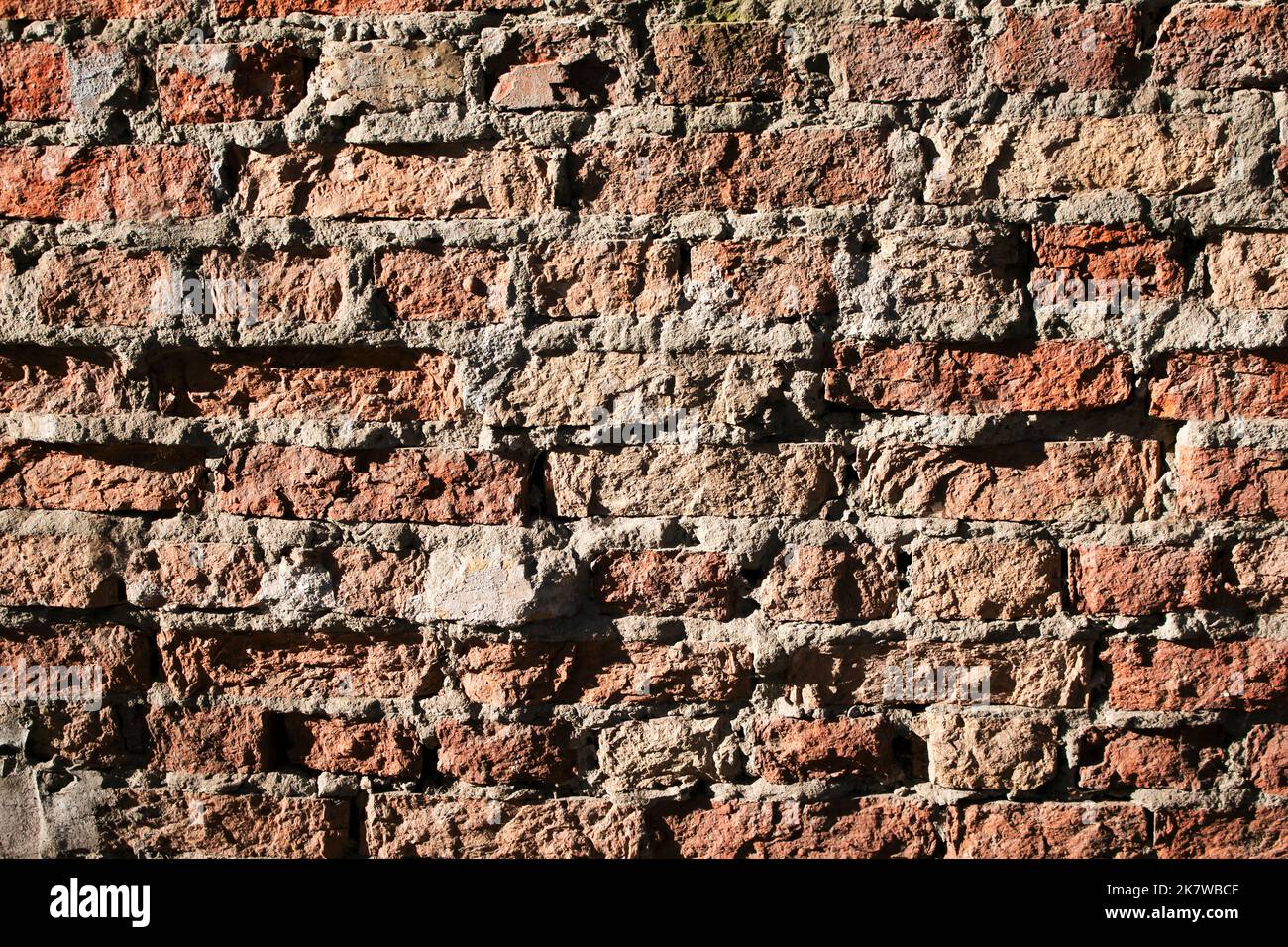 Alte Backsteinmauer Hintergrund, Backsteinmauer Textur, Struktur. Alte gebrochene Ziegel, Zementverbindungen, Nahaufnahme. Konstruktion, Reparatur. Konzept der Verwüstung, dez Stockfoto Alte Backsteinmauer Hintergrund, Backsteinmauer Textur, Struktur. Alte gebrochene Ziegel, Zementverbindungen, Nahaufnahme. Konstruktion, Reparatur. Konzept der Verwüstung, dez Stockfoto