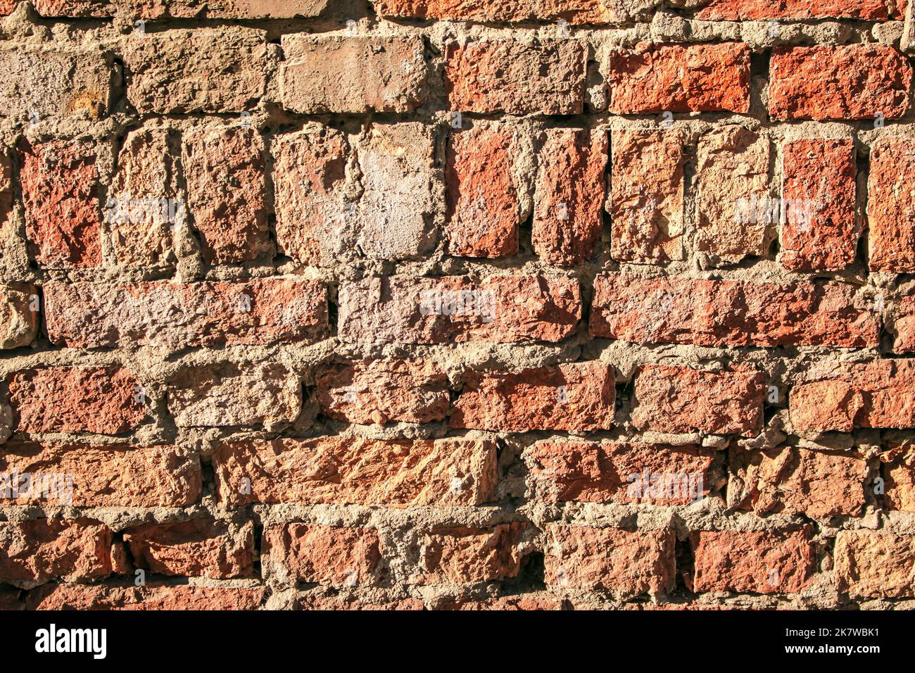 Alte Backsteinmauer Hintergrund, Backsteinmauer Textur, Struktur. Alte gebrochene Ziegel, Zementverbindungen, Nahaufnahme. Konstruktion, Reparatur. Konzept der Verwüstung, dez Stockfoto Alte Backsteinmauer Hintergrund, Backsteinmauer Textur, Struktur. Alte gebrochene Ziegel, Zementverbindungen, Nahaufnahme. Konstruktion, Reparatur. Konzept der Verwüstung, dez Stockfoto