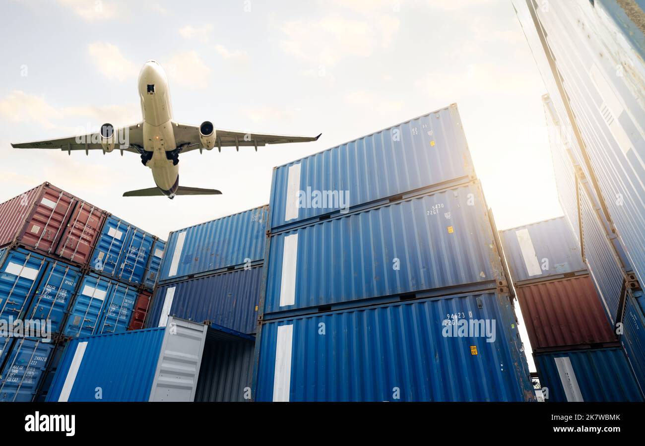 Luftlogistik. Frachtflugzeug, das über dem Stapel des logistischen Containers fliegt. Fracht- und Schifffahrtsgeschäft. Containerschiff für Export logistic. Logistik Stockfoto