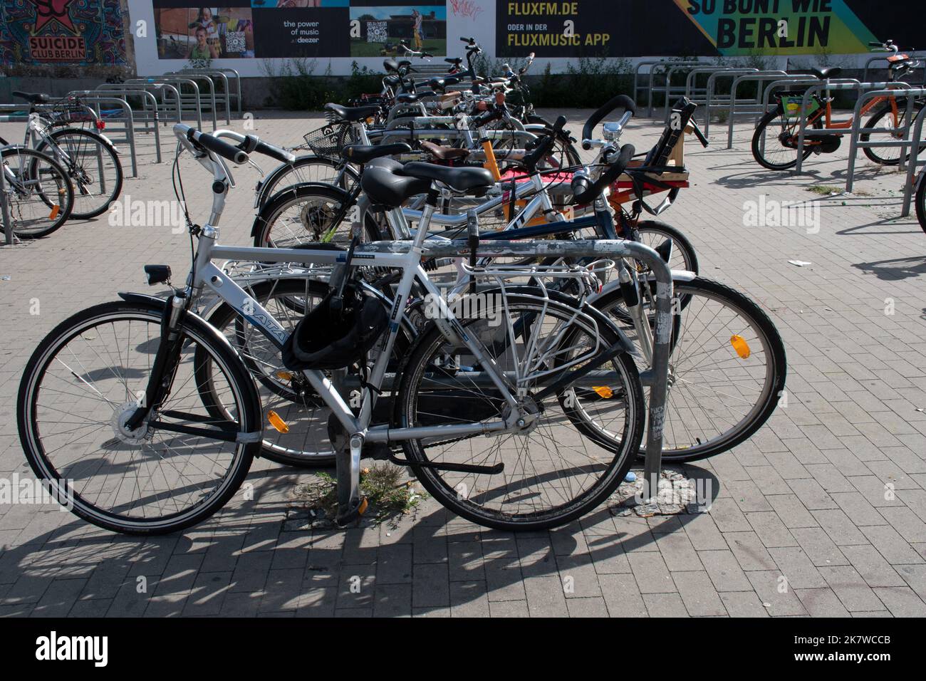 Fahrräder wurden in Friedrichshain, Berlin, gesperrt Stockfoto