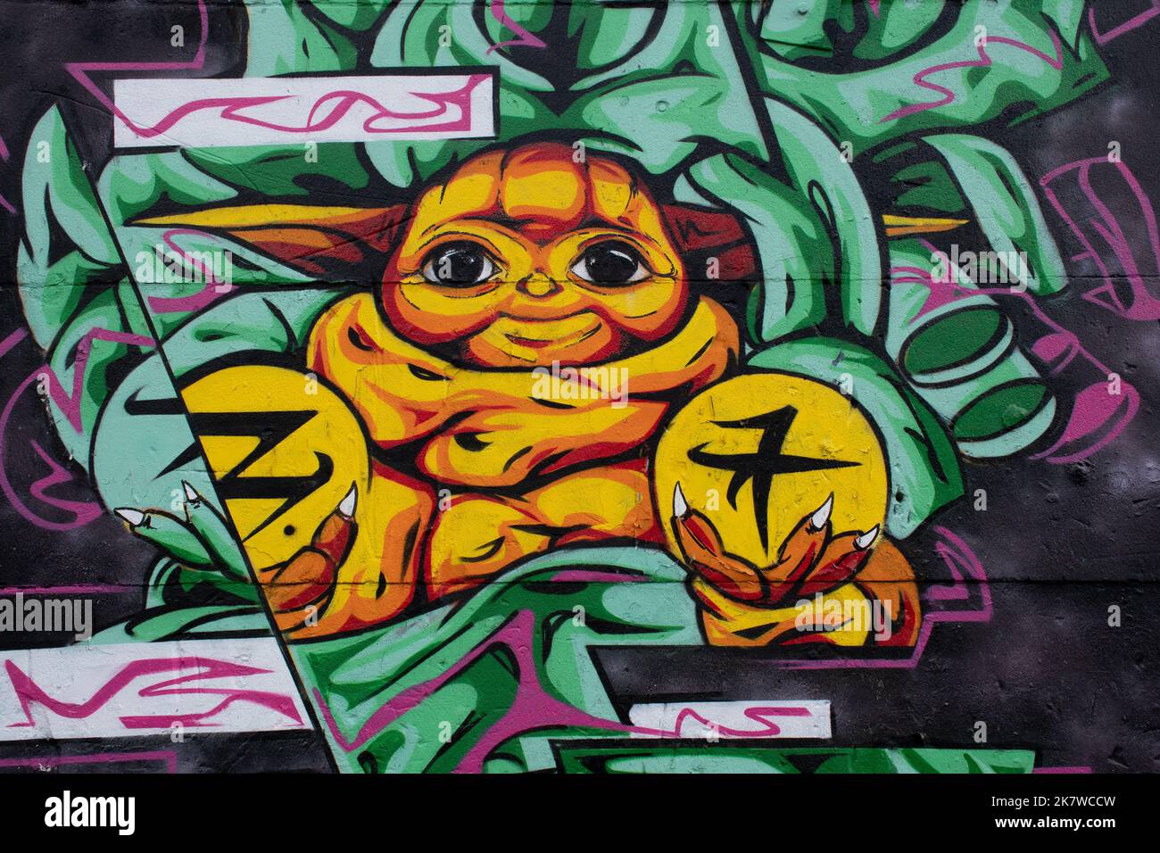 Nahaufnahme von Graffiti von Seboh Creation in den ROHEN Geländen, Friedrichshain, Berlin Stockfoto