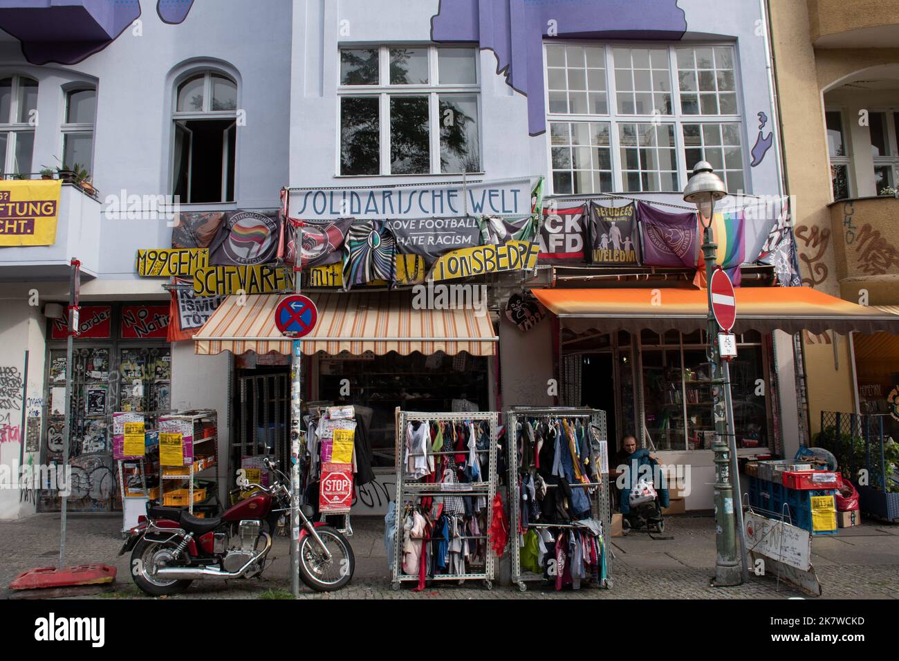 Geschäfte vor einem Apartmentblock mit einer Regenbogenkarte des Weltbildes in der Falckensteinstraße, Kreuzberg, Berlin Stockfoto