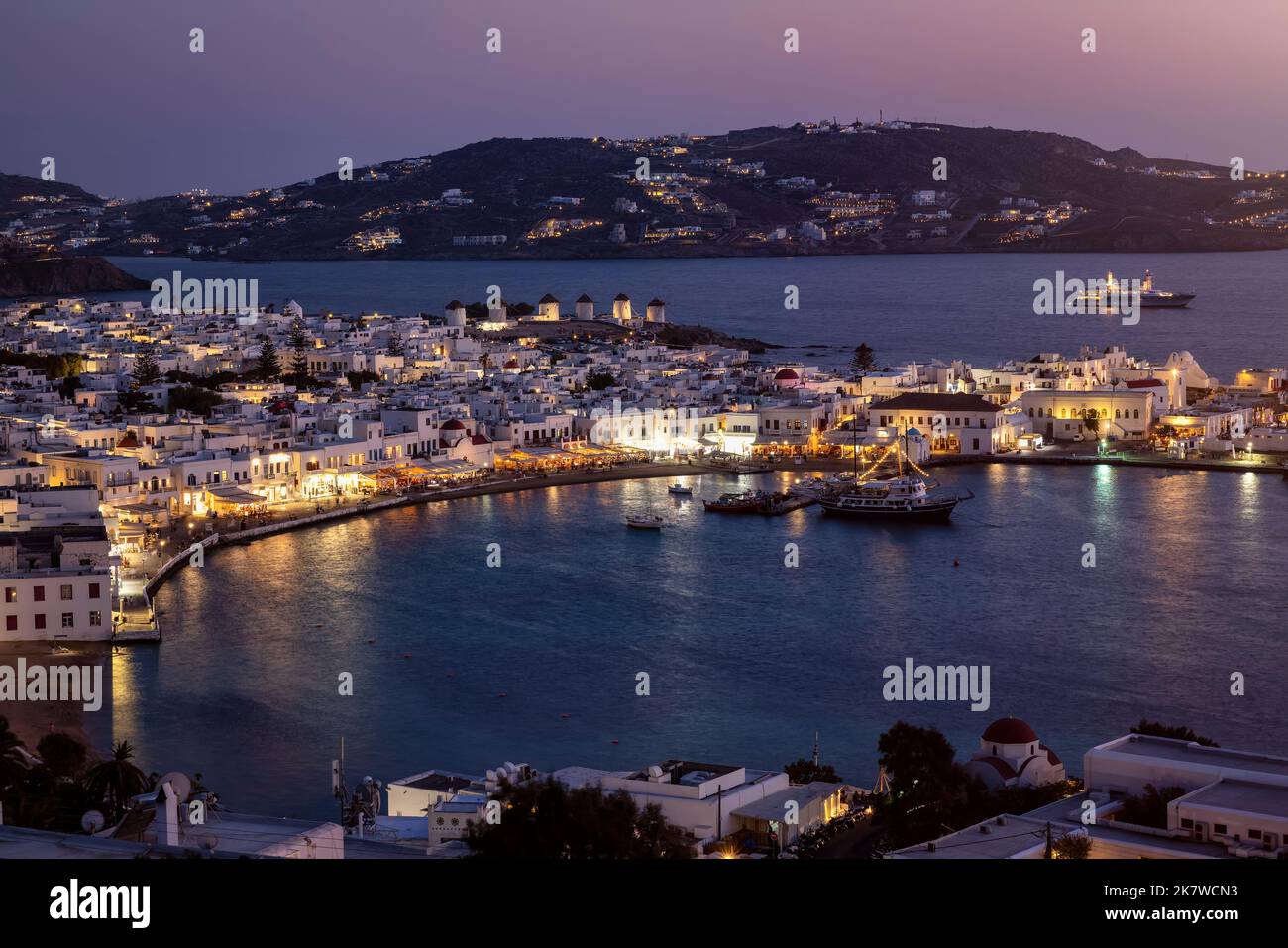 Erhöhter Blick auf die Insel Mykonos während der Sommerdämmerung Stockfoto