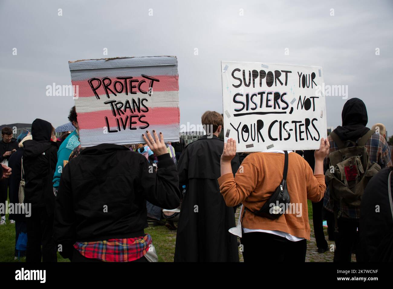 Transgender-Rechte-Demonstranten halten bei einer Demonstration gegen Terfs in Berlin, Deutschland, Zeichen hoch Stockfoto