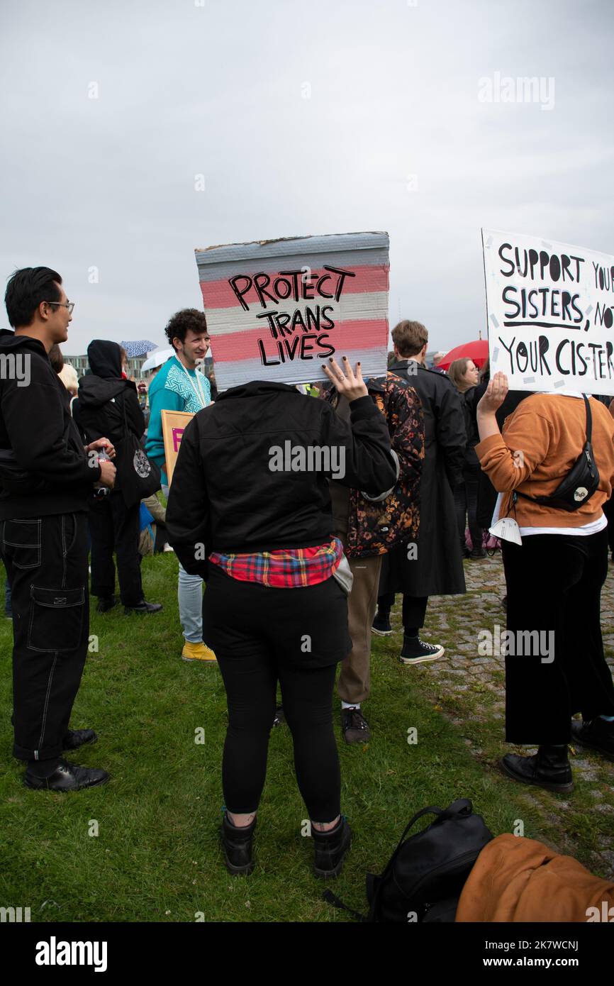 Ein Transgender-Protestler hält bei einer Demonstration gegen Terfs in Berlin ein Protect Trans Lives-Zeichen hoch Stockfoto