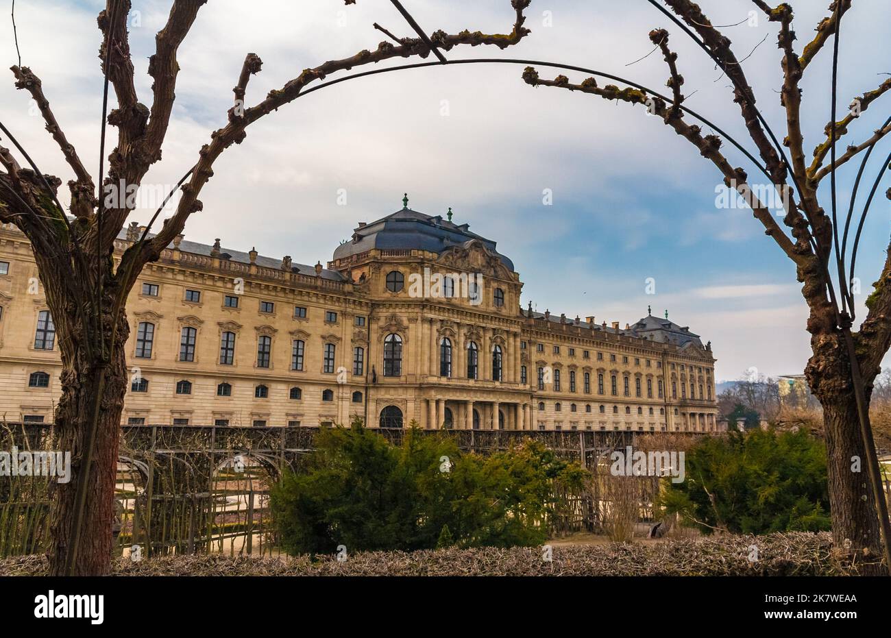 Malerischer Blick auf die Gartenfassade der berühmten Würzburger Residenz, umrahmt von einer Laublosen Lärchenhalle im Frühjahr. façade Seit 1981 hat die Residenz... Stockfoto