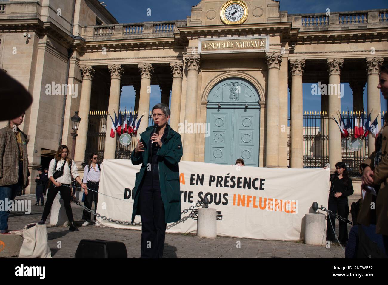 Sandrine Rousseau, EELV und Nupes-Abgeordnete während einer Aktion von Extinction Rebellion France gegen die FNSEA (National Federation of Farmers' Unions) am 19. Oktober 2022 vor der Nationalversammlung in Paris, Frankreich. Foto von Florian Poitout/ABACAPRESS.COM Stockfoto