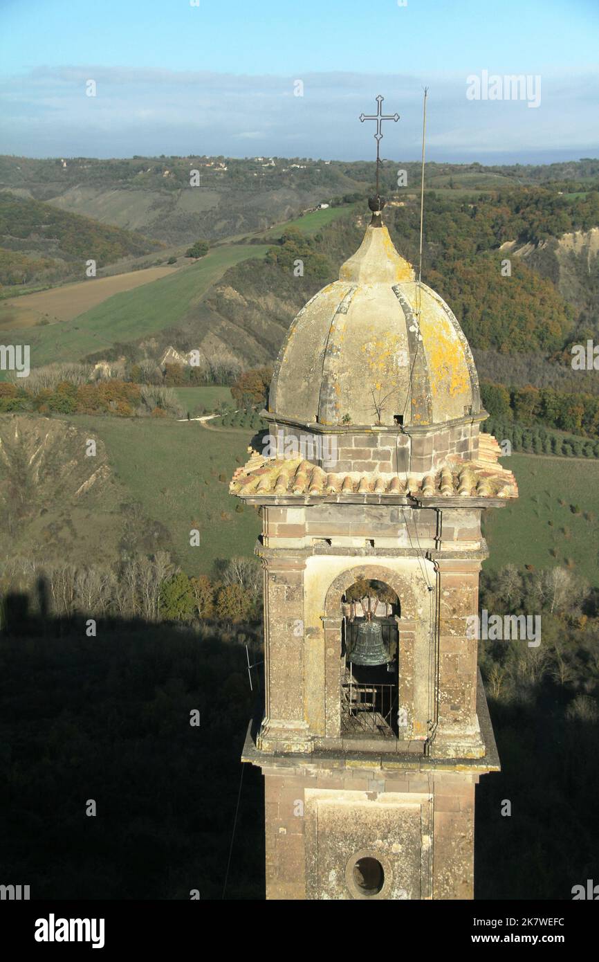 Civitella D'agliano, VT, Italien. Der Glockenturm der mittelalterlichen Kirche St. Peter & St. Callixtus, mit einem schönen Blick auf das Tal um. Stockfoto