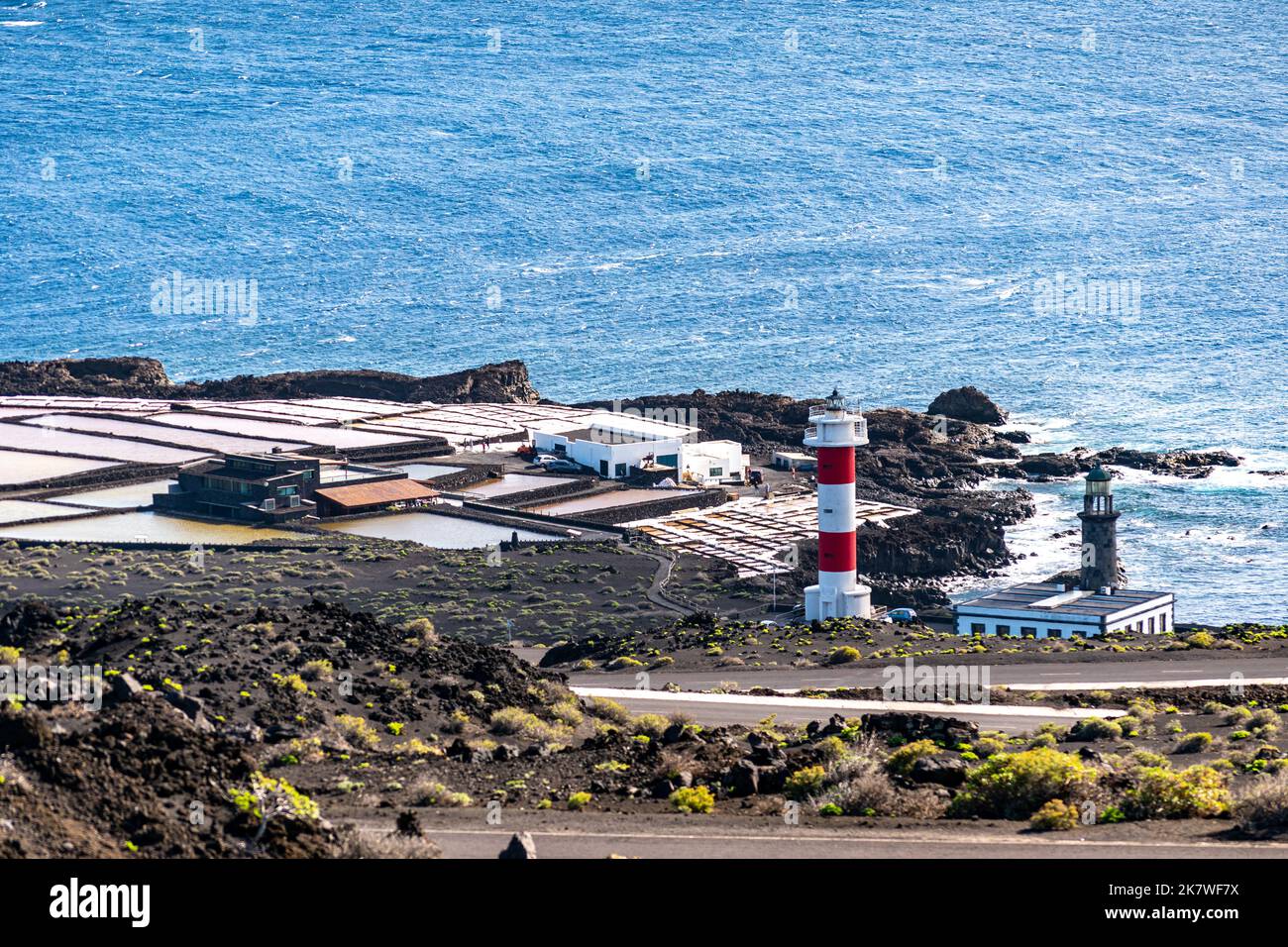 Es gibt einige Gebäude, um das Salz aus dem Meer zu machen. Rechts im Bild finden wir einen Leuchtturm Stockfoto