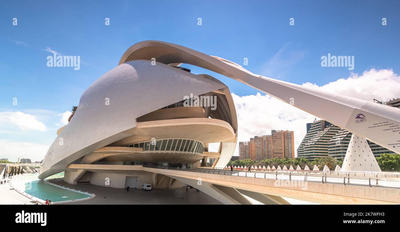 Valencia, Spanien - 29. April 2019: Blick auf die Stadt der Künste und Wissenschaften von Valencia, erstellt vom Architekten Santiago Calatrava. Valencia Kulturkomplex. Stockfoto