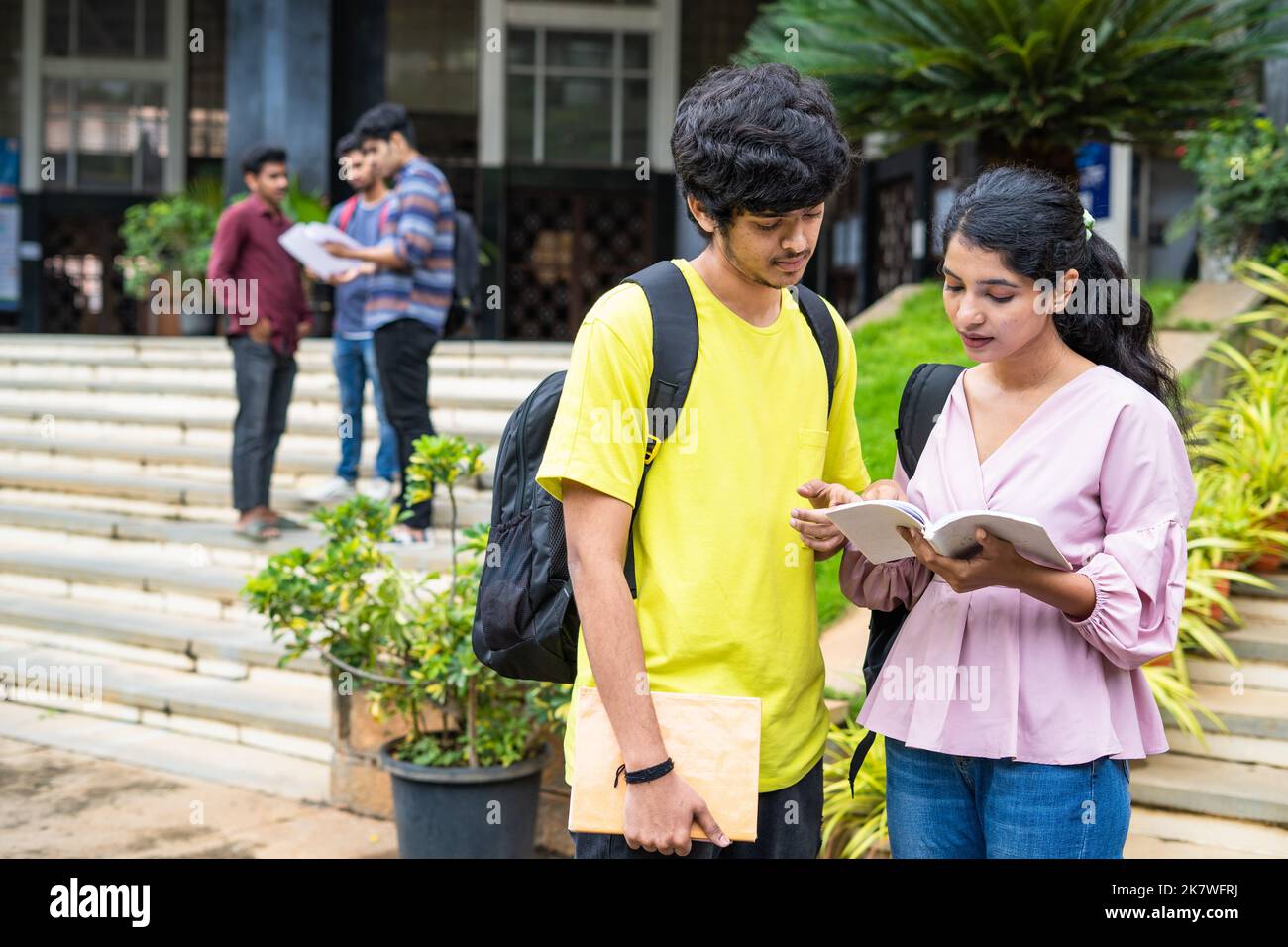 Serious indian Teenager Studenten Vorbereitung auf Prüfungen durch das Lesen von Büchern auf College-Campus - Konzept des Wissens, Bildung und Wettbewerb Stockfoto