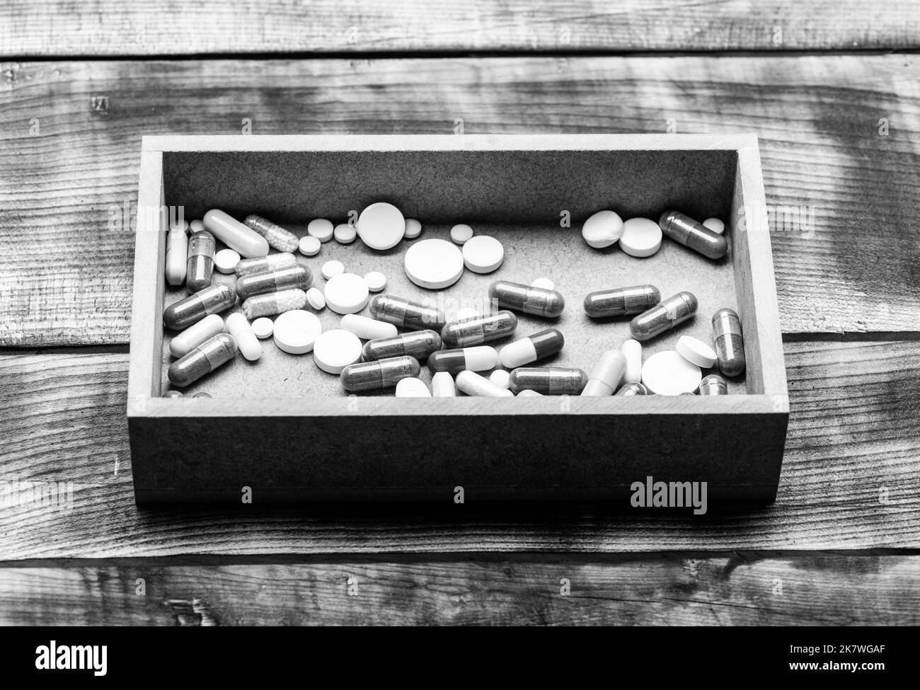 Wählen Sie die richtige Apotheke. Verschreibungspflichtige Medikamente im Pillenfach. Verschiedene pharmazeutische Medikamente Stockfoto