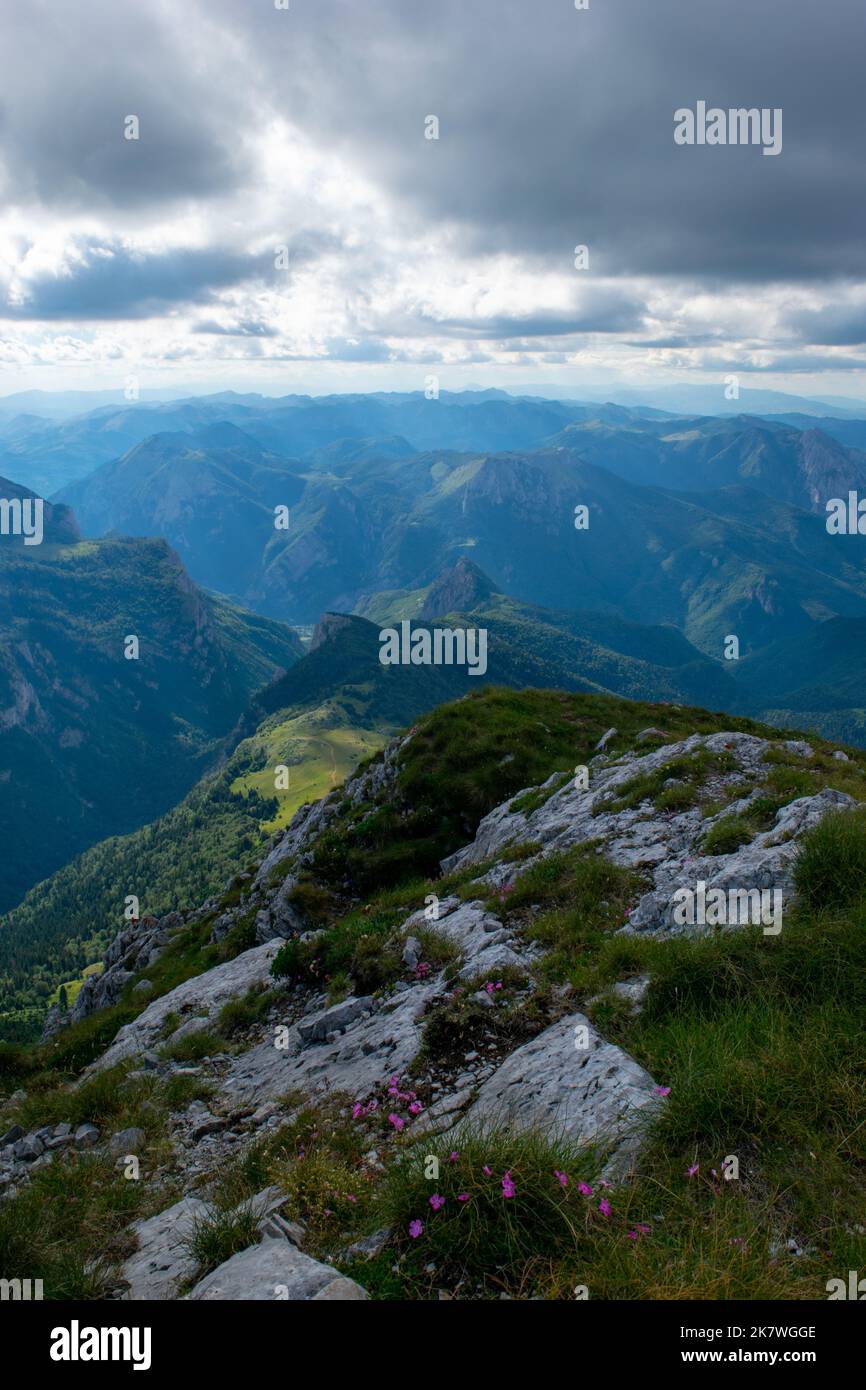 Bergrücken mit Blick auf die umliegenden Berge. Stockfoto