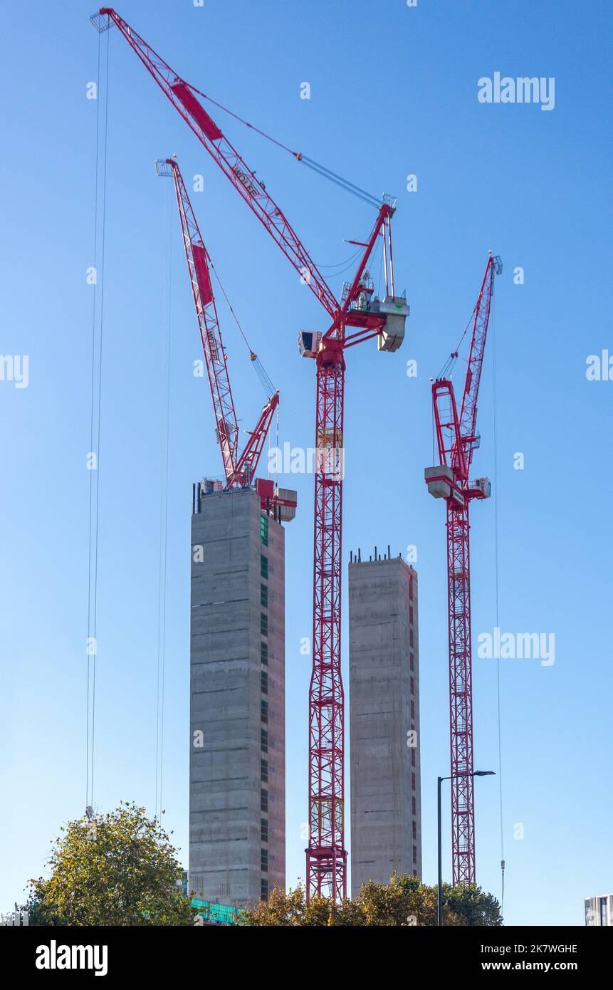 Krane bauen Aufzugsschächte auf der Baustelle, Battersea Park Road, Nine Elms, London Borough of Wandsworth, Greater London, England, Vereinigtes Königreich Stockfoto