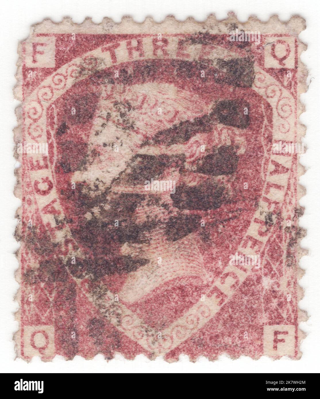 VEREINIGTES KÖNIGREICH - 1870: Eine stumpf-rosige Briefmarke aus 1½ Pence, die das Porträt von Königin Victoria im Schildrahmen zeigt Stockfoto