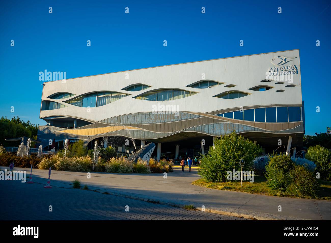 Antalya, Türkei - 26. September 2022: Der Bau des Antalya Aquariums mit dem längsten Tunnel der Welt an einem sonnigen Tag Stockfoto