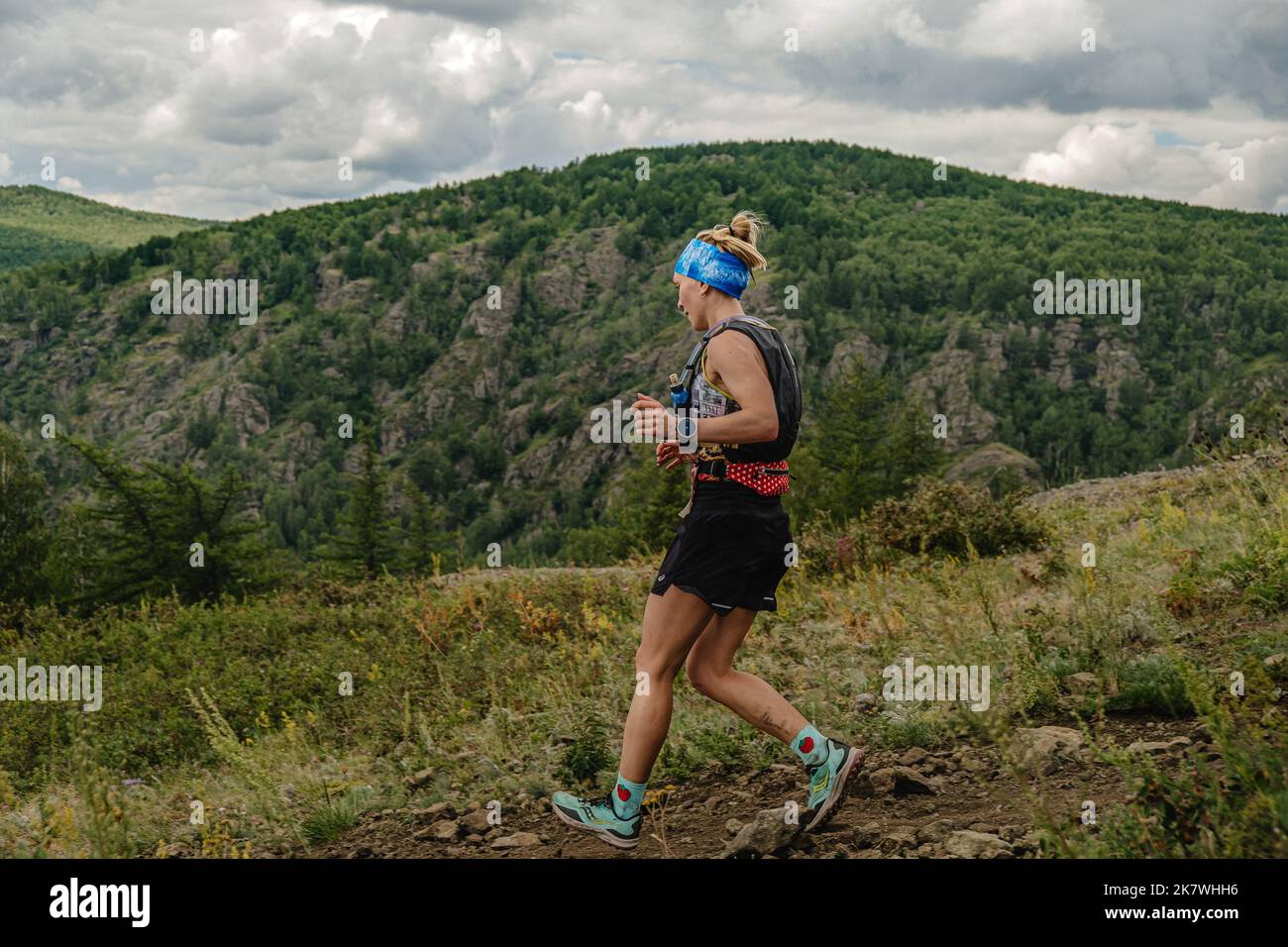 Bannoe, Russland - 31. Juli 2022: Weibliche Athletinnen laufen beim MMK Wild Trail bergauf Stockfoto
