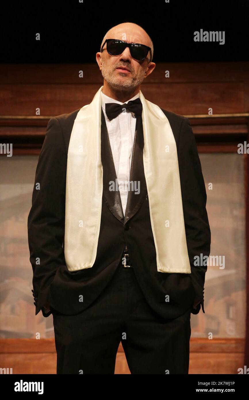 Nicolas Bienvenu. pièce de Théâtre : 'La Soeur du Grec'. Comédie d'Eric Delcourt. Mise en scène par Jean-Luc Moreau. 31 ème Festival Mont-Blanc Humor Stockfoto