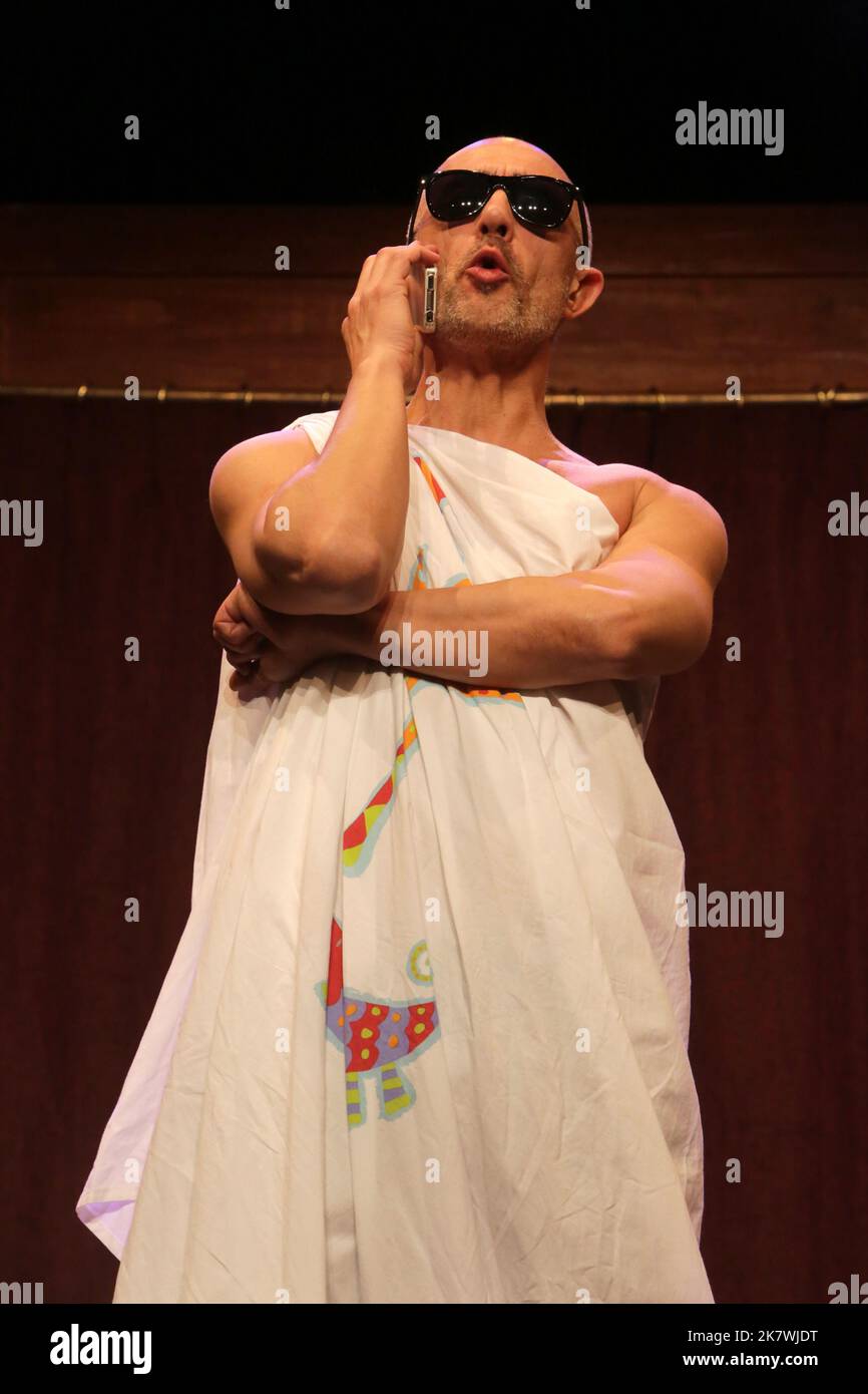 Nicolas Bienvenu. pièce de Théâtre : 'La Soeur du Grec'. Comédie d'Eric Delcourt. Mise en scène par Jean-Luc Moreau. 31 ème Festival Mont-Blanc Humor Stockfoto
