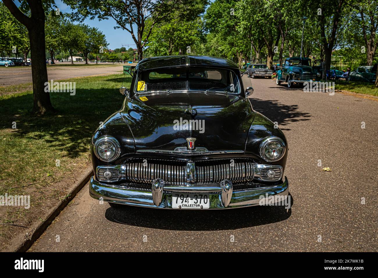 Falcon Heights, MN - 19. Juni 2022: Hochperspektivische Vorderansicht einer Mercury Eight Sports Limousine aus dem Jahr 1950 auf einer lokalen Automobilausstellung. Stockfoto