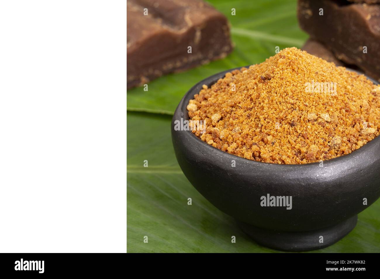 Panela oder Zuckerrohrzucker - Saccharum officinarum; Foto mit weißem Streifen für Text Stockfoto