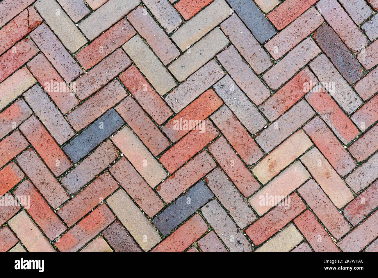 Blick von oben auf die verputzte Straße, Backsteinhintergrund Stockfoto