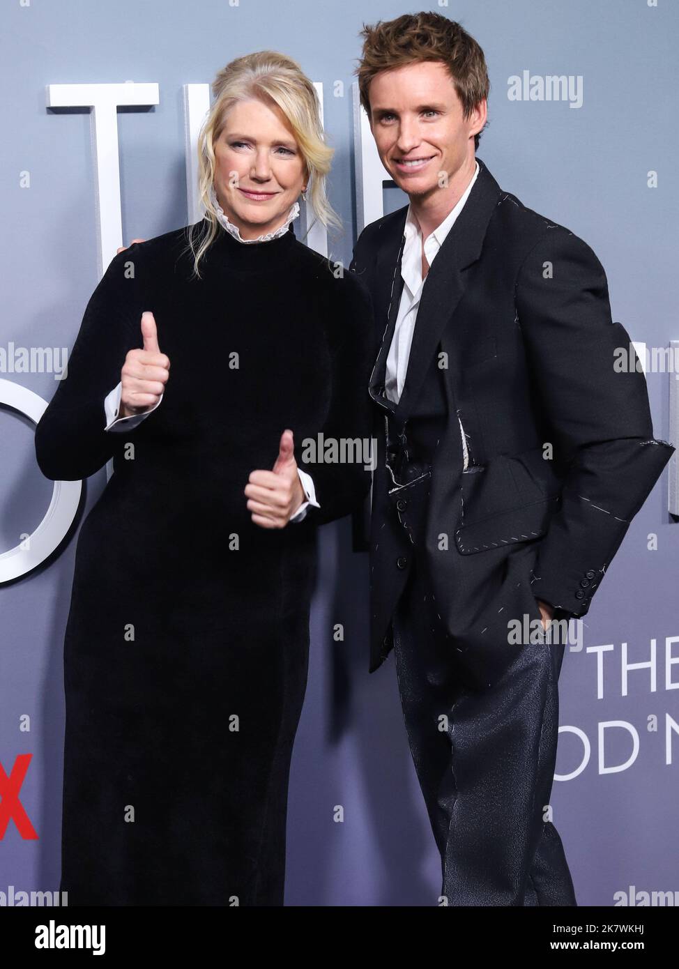 New York City, Usa. 18. Oktober 2022. MANHATTAN, NEW YORK CITY, NEW YORK, USA - 18. OKTOBER: Amy Loughren und der englische Schauspieler Eddie Redmayne kommen zur New York Special Screening of Netflix's 'The Good Nurse', die am 18. Oktober 2022 im Pariser Theater in Manhattan, New York City, New York, USA, stattfand. (Foto von Jordan Hinton/Image Press Agency) Quelle: Image Press Agency/Alamy Live News Stockfoto