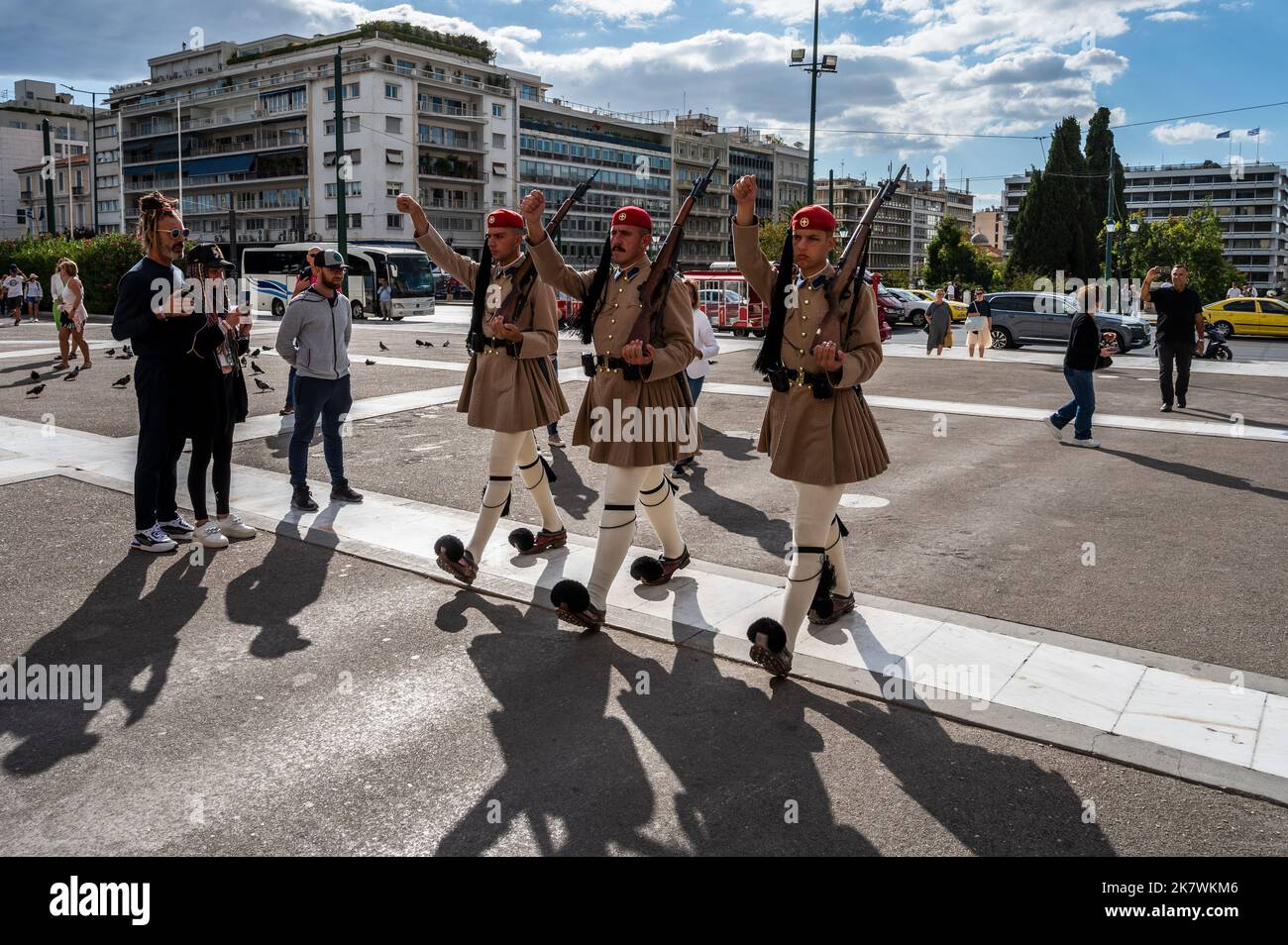 Soldaten der Kaisergarde kommen zum Wachwechsel ins griechische Parlament. Der Wachwechsel erfolgt stündlich durch die Milita Stockfoto