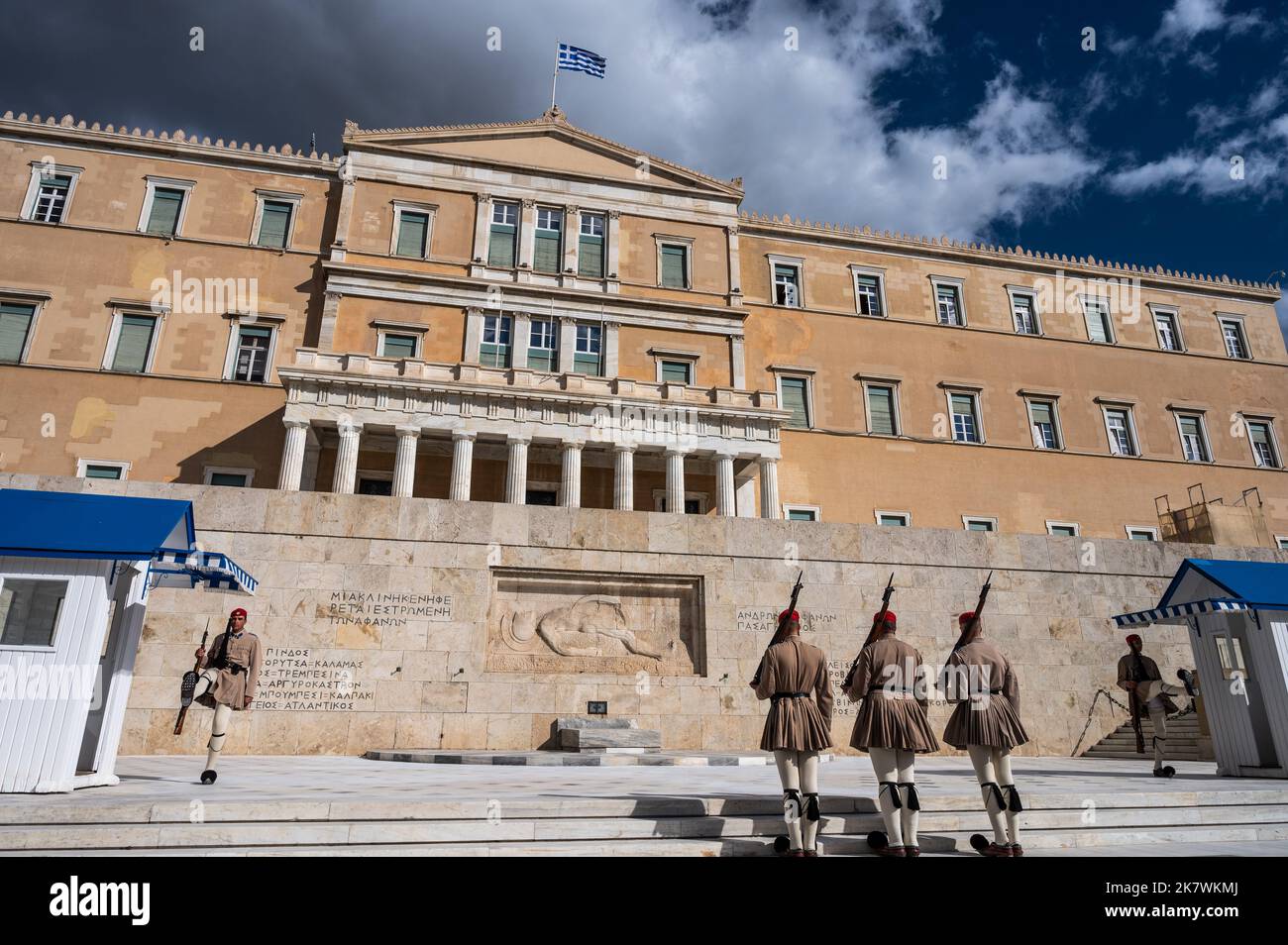 Soldaten der Kaisergarde im griechischen Parlament während des Wachwechsels. Der Wachwechsel erfolgt stündlich durch das Militär U Stockfoto