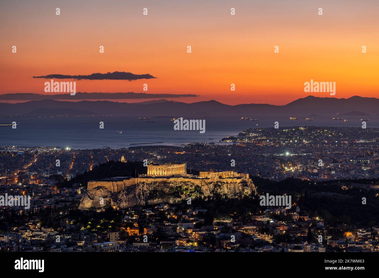 Blick auf die Akropolis von Athen mit dem Parthenon vom Berg Lycabettus nach Sonnenuntergang. Stockfoto
