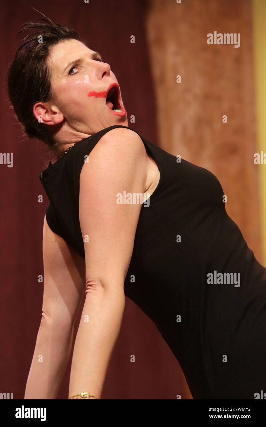 Samantha Benoit. pièce de Théâtre : 'La Soeur du Grec'. Comédie d'Eric Delcourt. Mise en scène par Jean-Luc Moreau. 31 ème Festival Mont-Blanc Humor. Stockfoto