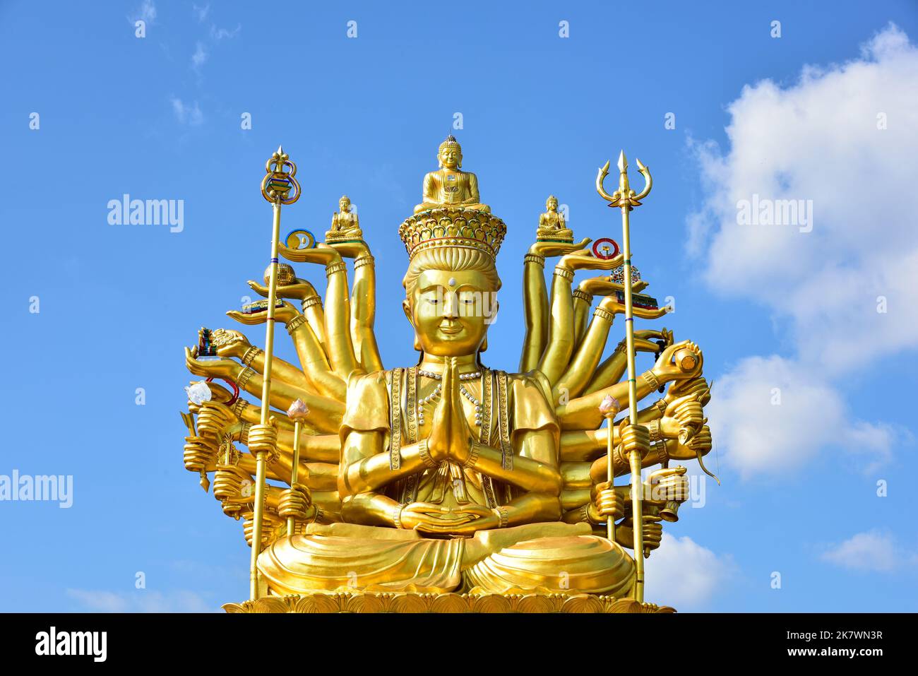 Große goldene Guan Yim oder Messing Statue von Guanyin auf einem hellen Himmel Hintergrund. Ist die Göttin der Barmherzigkeit und Barmherzigkeit in der buddhistischen Religion, viel die s Stockfoto