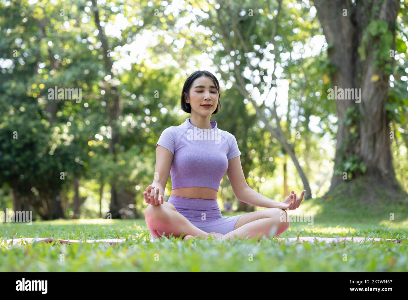 Nahaufnahme der Hände. Frau macht Yoga Entspannen Sie sich im Freien. Frau Ausübung Pose Vital und Meditation für Fitness Lifestyle Club im Freien Natur Hintergrund Stockfoto