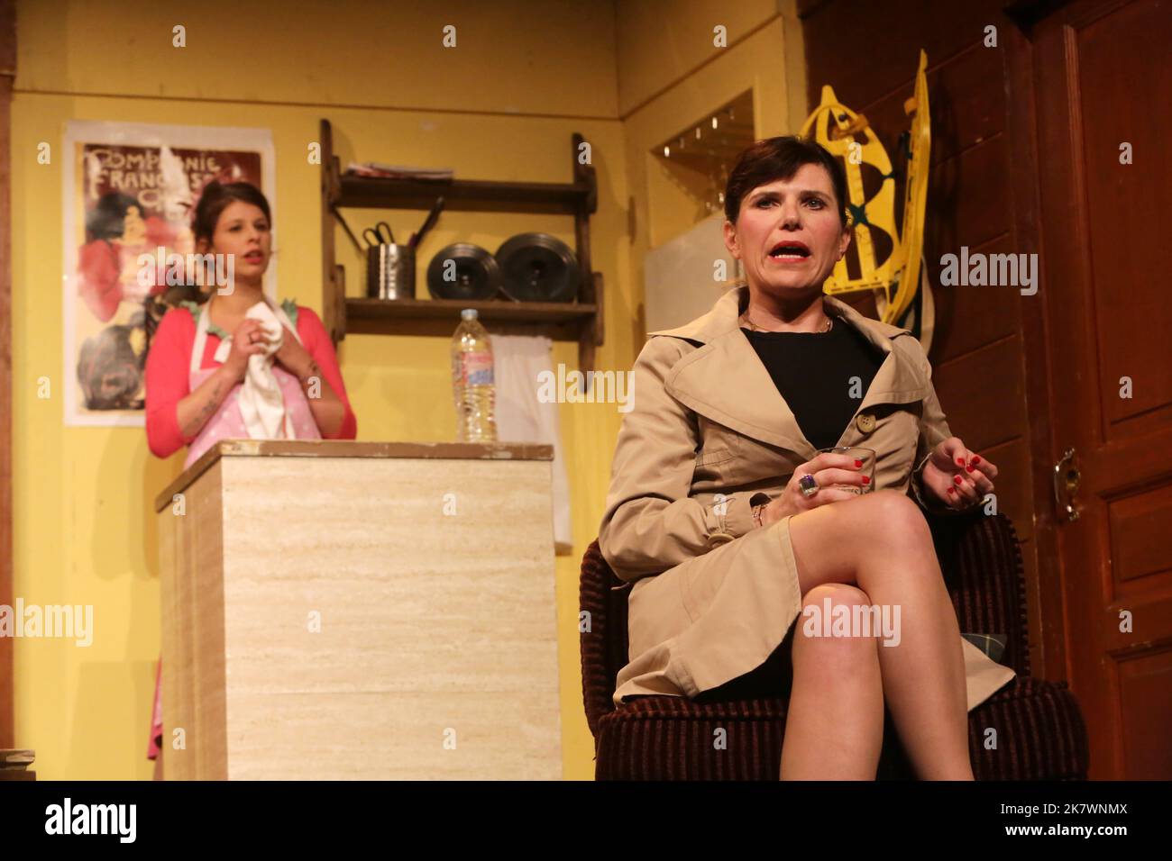 Laurie Marzougui und Samantha Benoit. pièce de Théâtre : 'La Soeur du Grec'. Comédie d'Eric Delcourt. Mise en scène par Jean-Luc Moreau. 31 ème Festiva Stockfoto