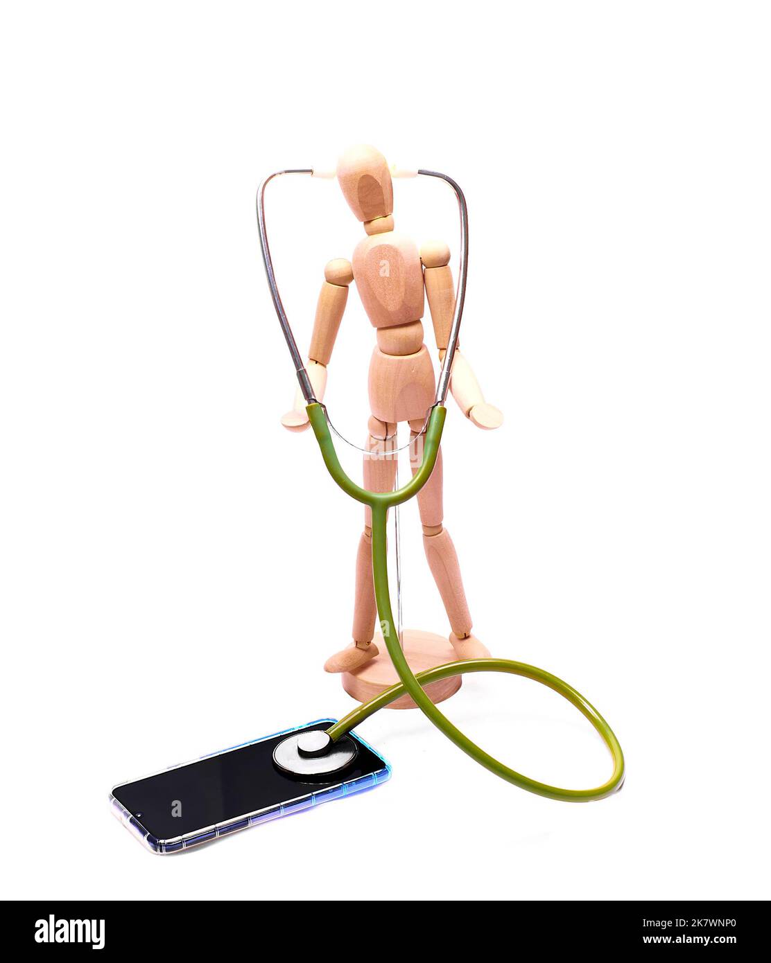 Artikulierte Holzpuppe mit Stethoskop und einem Telefonkonzept der medizinischen Online-Diagnostik Stockfoto