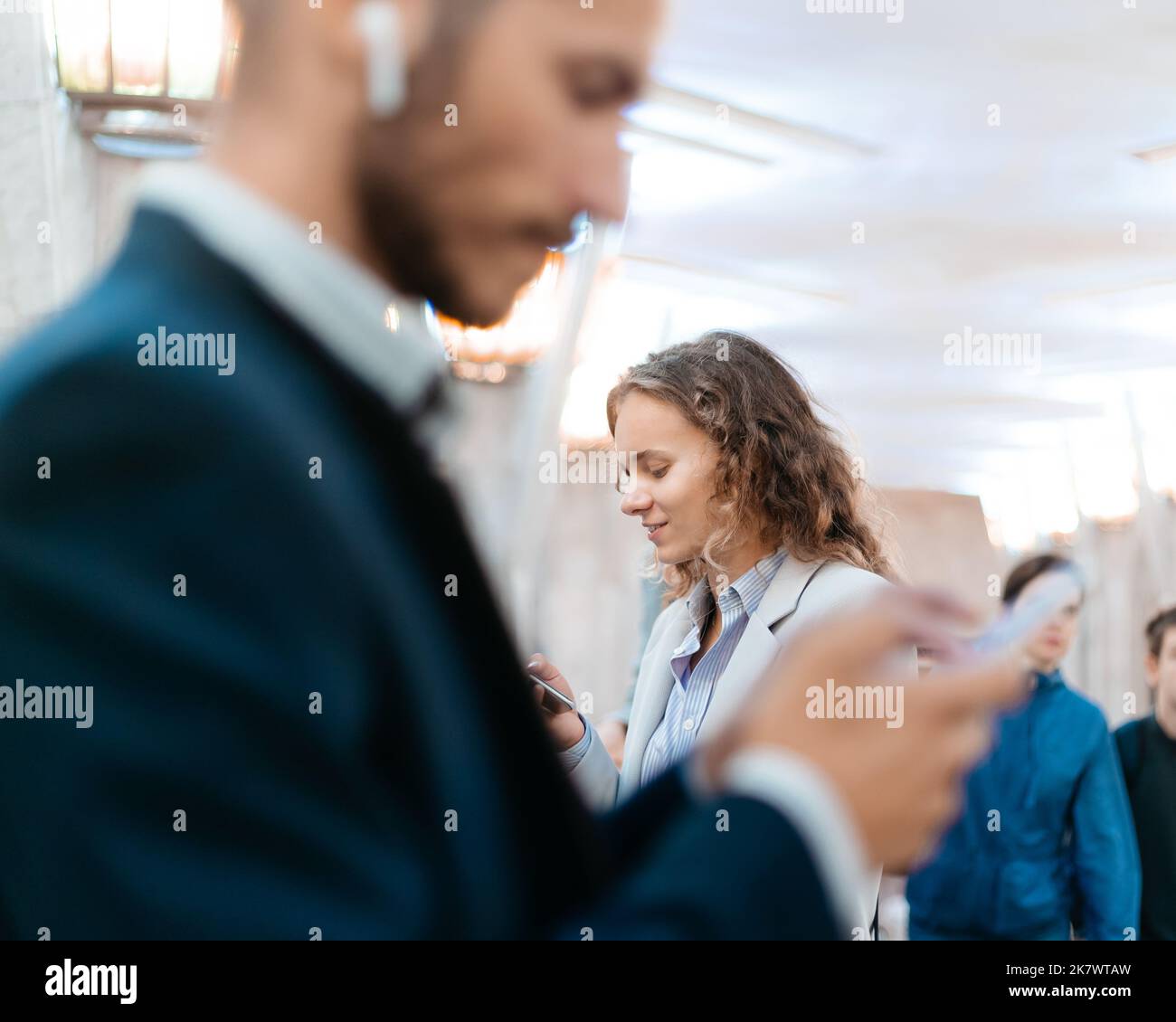 Hintergrundbild von Menschen in der U-Bahn-Kreuzung. Stockfoto