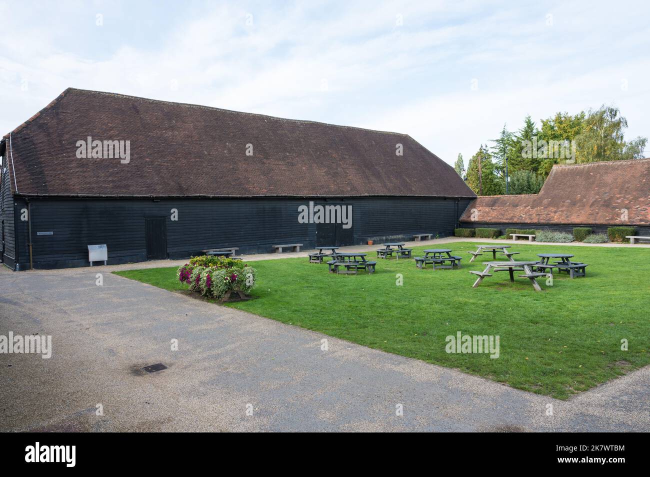 Aus dem 13.. Jahrhundert stammt die Great Barn at Manor Farm Estate. Ruislip, Middlesex, England, Großbritannien Stockfoto