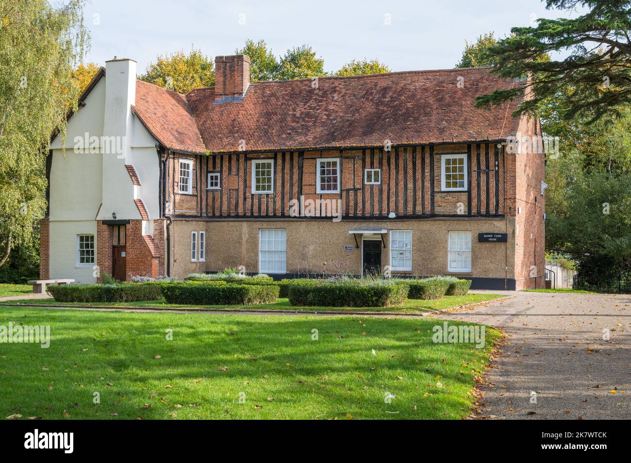 Aus dem 16.. Jahrhundert stammt das Manor Farm House auf dem Manor Farm Estate. Ruislip, Middlesex, England, Großbritannien Stockfoto