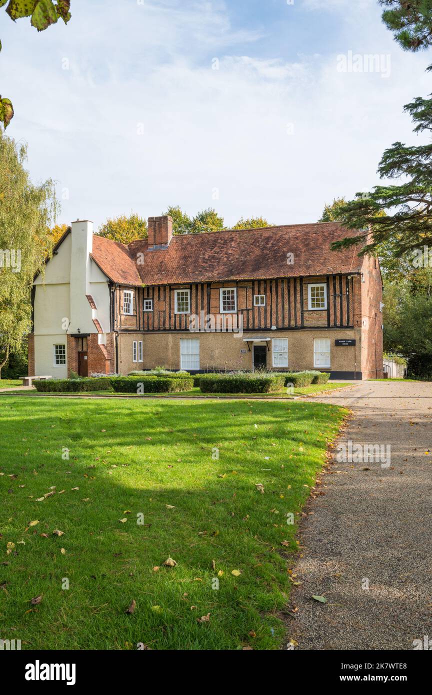 Aus dem 16.. Jahrhundert stammt das Manor Farm House auf dem Manor Farm Estate. Ruislip, Middlesex, England, Großbritannien Stockfoto