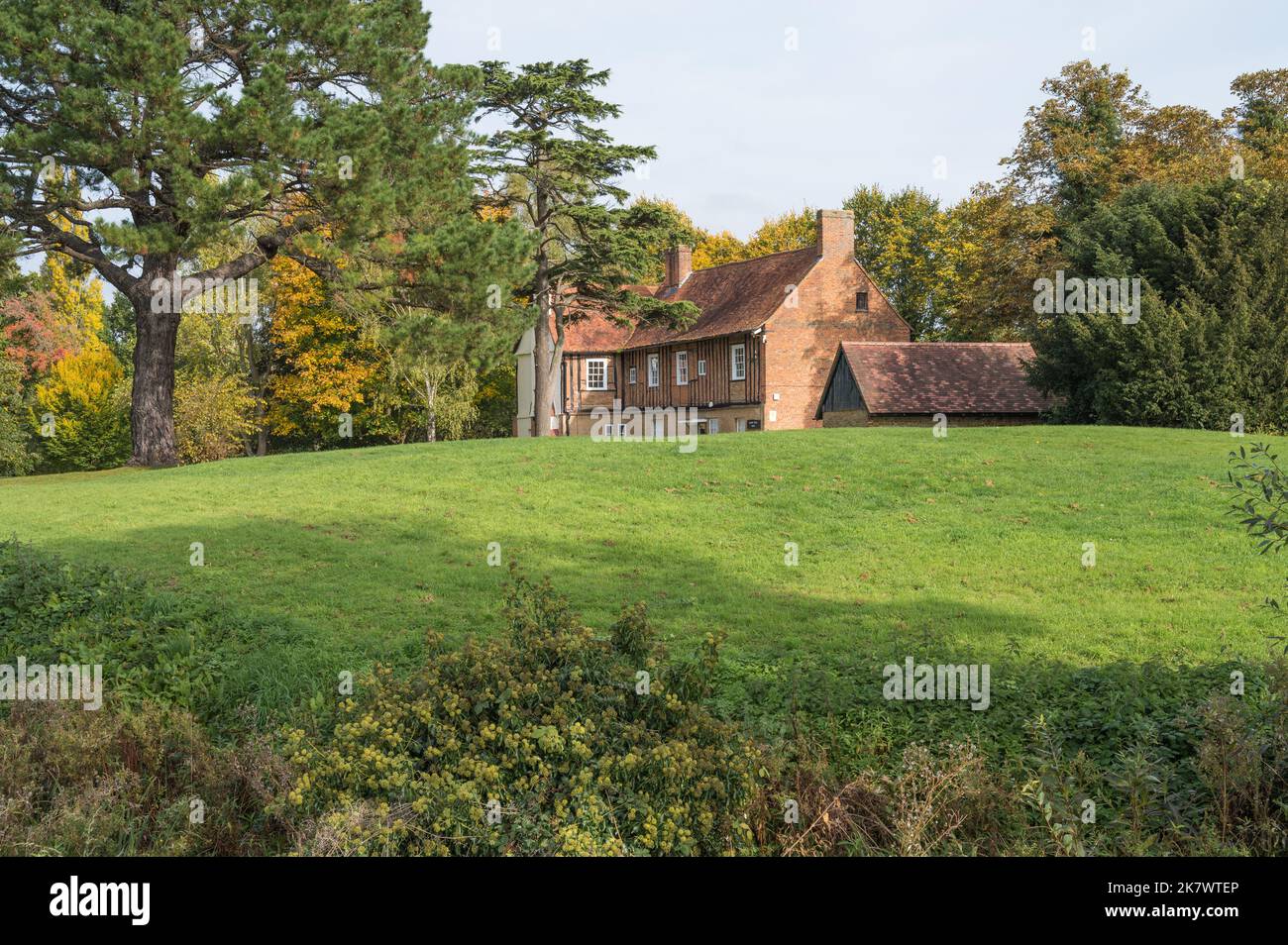 Das aus dem 16.. Jahrhundert stammende Manor Farm House wurde von den Überresten der motte und bailey aus gesehen. Manor Farm Estate. Ruislip, Middlesex, England Stockfoto