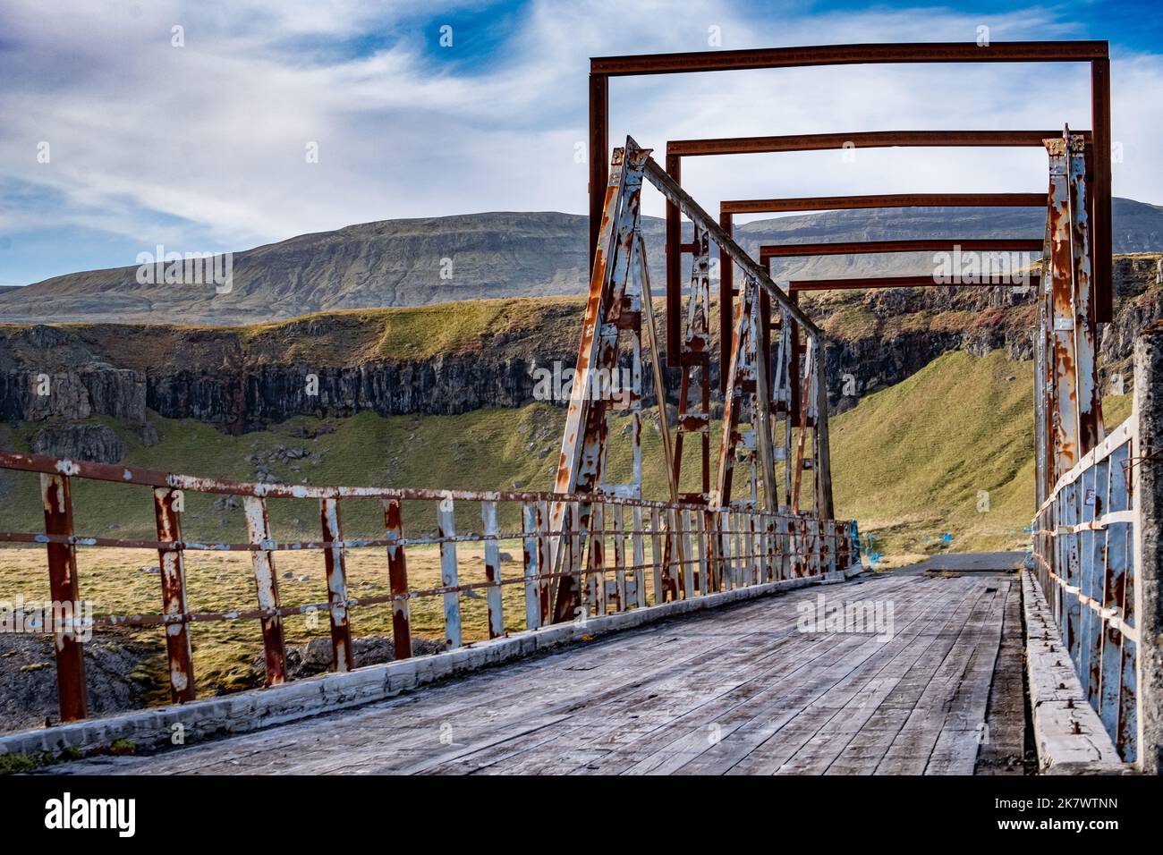 Einspurige Brücke nicht mehr in Gebrauch, in der Nähe von Kirkjubaejarklaustur, Südisland - einmalige Brücke im Süden Islands, nicht mehr in Gebrauch. Stockfoto