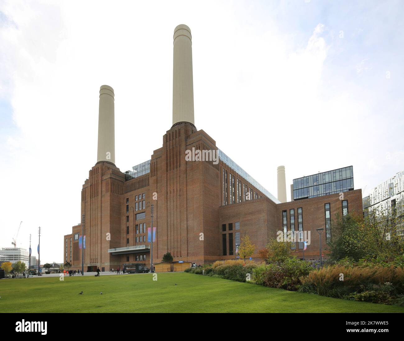 Außenansicht des neu eröffneten Battersea Power Station Reentwicklungsbereichs, London, Großbritannien. Eröffnet Im Oktober 2022. Zeigt den Park am Flussufer und den Eingang. Stockfoto