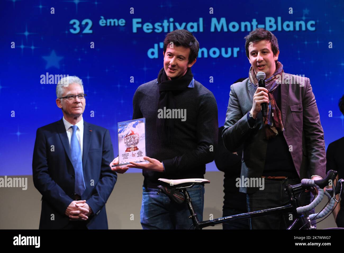 Cérémonie de clôture et remise des prix. Jean-Marc Peillex, maire de Saint-Gervais-les-Bains et Les Jumeaux, Steeven Demora et Christopher Demora. 32è Stockfoto