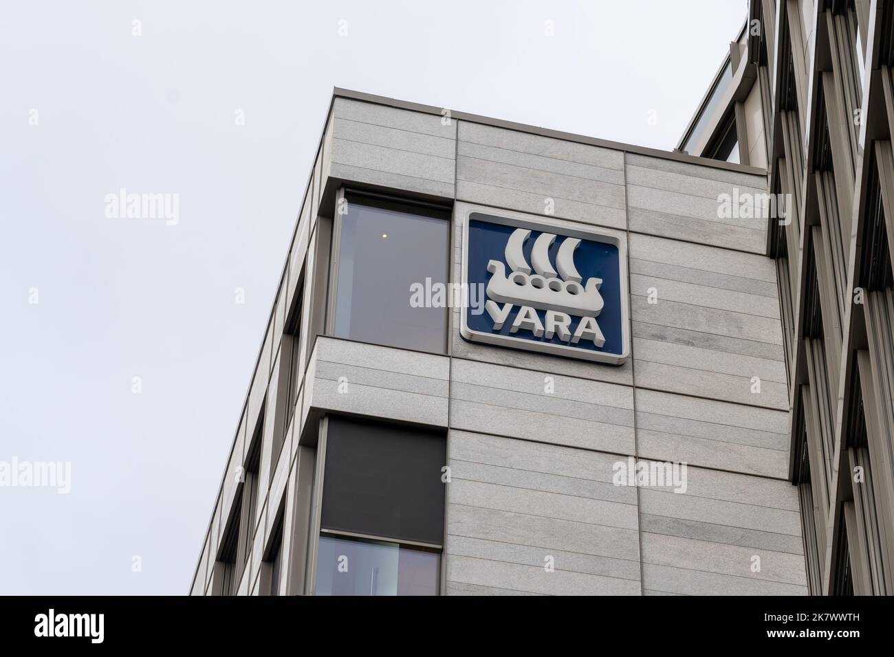 Oslo, Norwegen - 14. Oktober 2022: Firmenlogo von Yara auf dem Hauptsitz in Oslo, Norwegen. Stockfoto