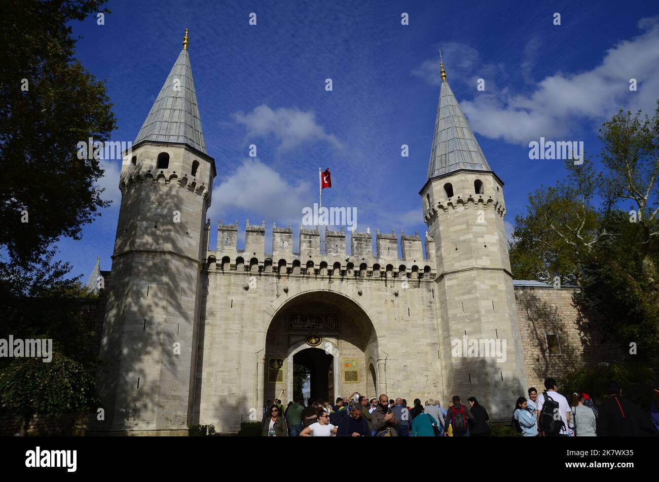 Istanbul, Türkei, 6. Oktober 2022, Topkapi Palace Gate, Touristen und Menschenmassen. Stockfoto