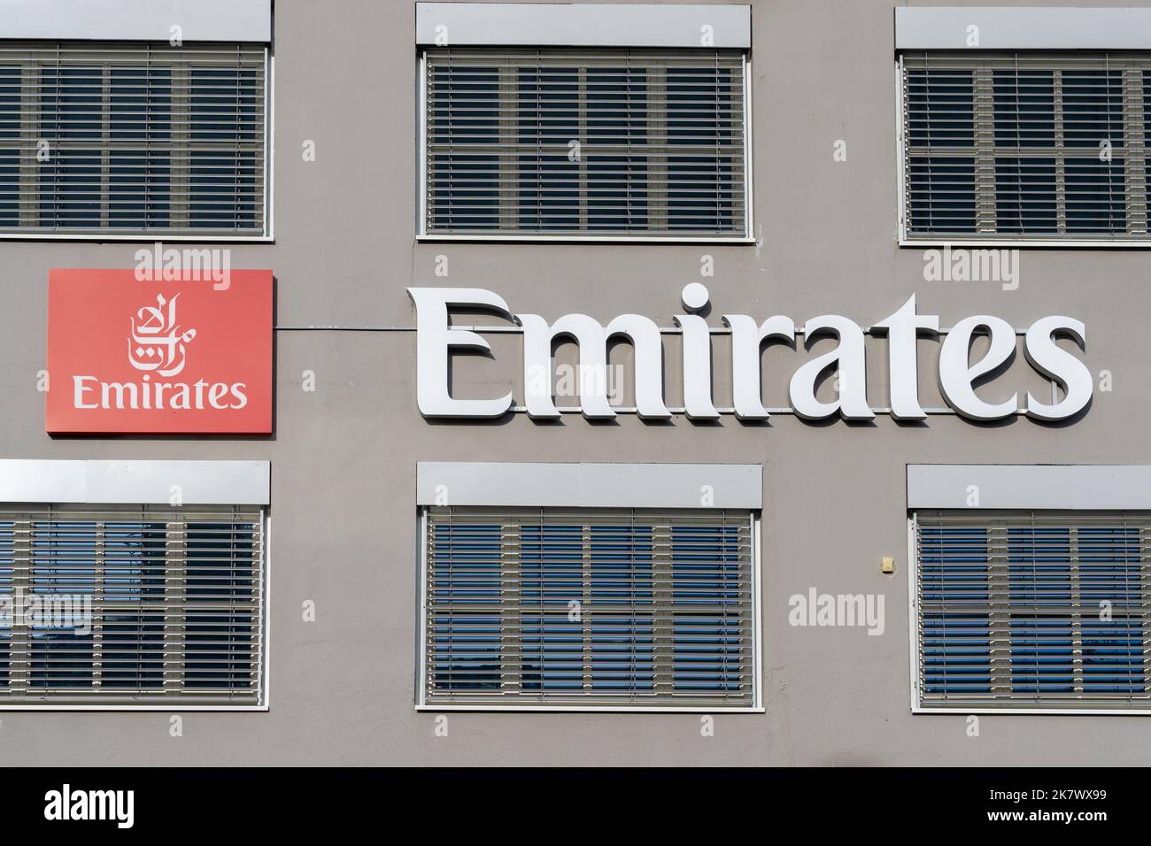 Oslo, Norwegen - 15. Oktober 2022: Nahaufnahme des Emirates-Zeichens auf dem Bürogebäude in Oslo, Norwegen. Stockfoto