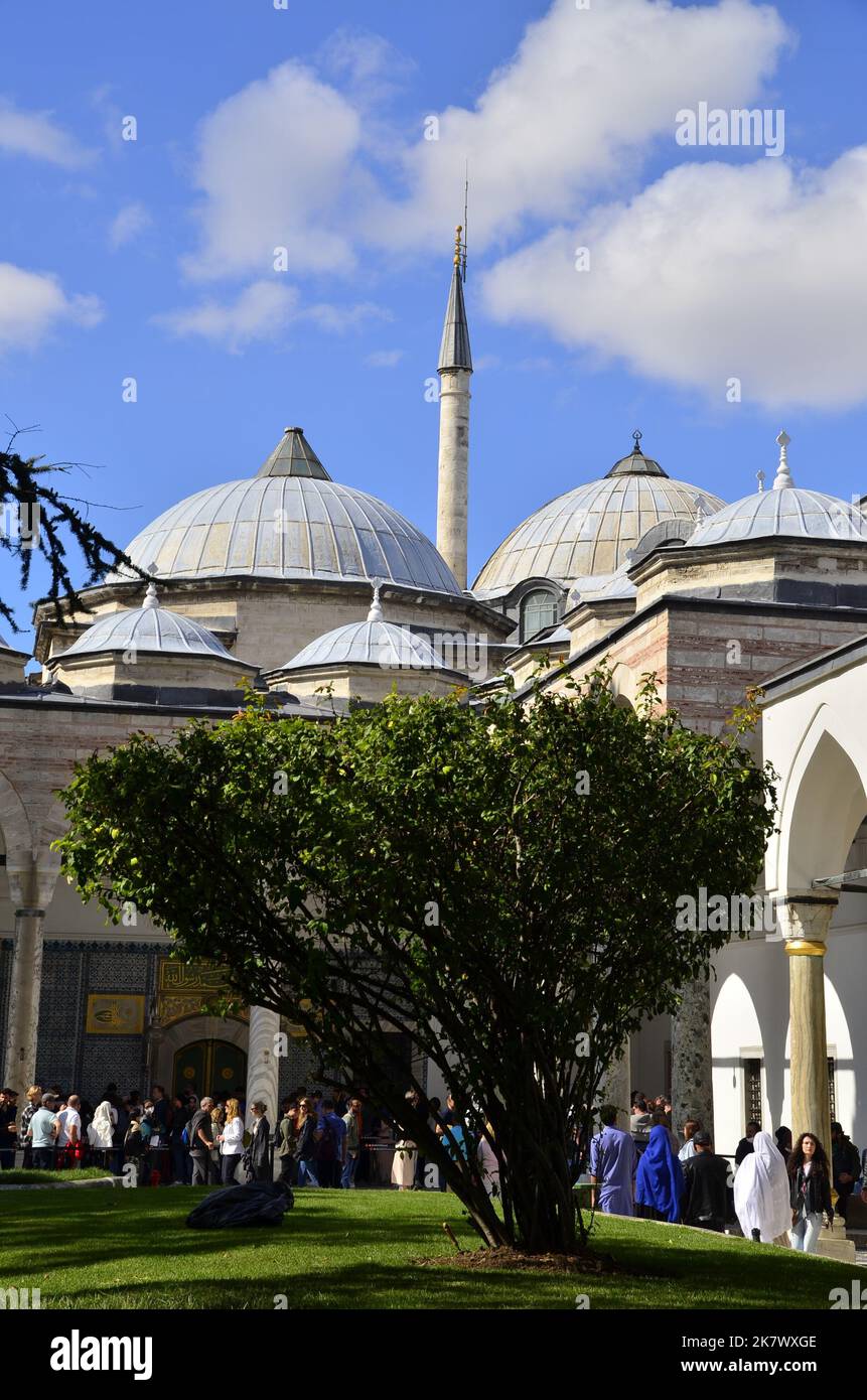 Innenhof des Topkapi-Palastes Istanbul, Kuppeln, Architektur und Menschen. Stockfoto