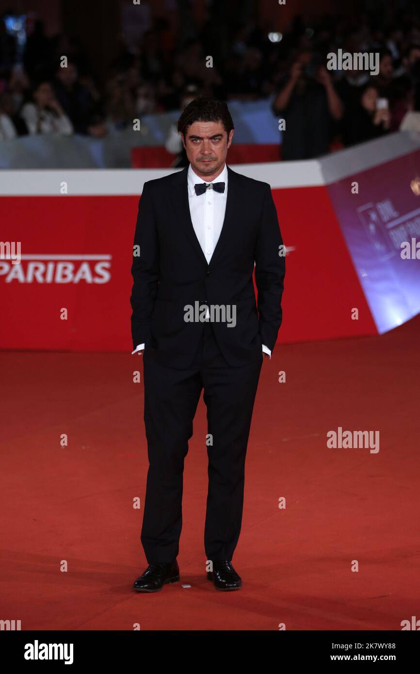 Riccardo Scamarcio besucht den roten Teppich des Films „L'ombra di Caravaggio“ bei der Eröffnung des Rome Film Fest im Auditorium Parco della Musica. (Foto von Davide Di Lalla / SOPA Images/Sipa USA) Stockfoto