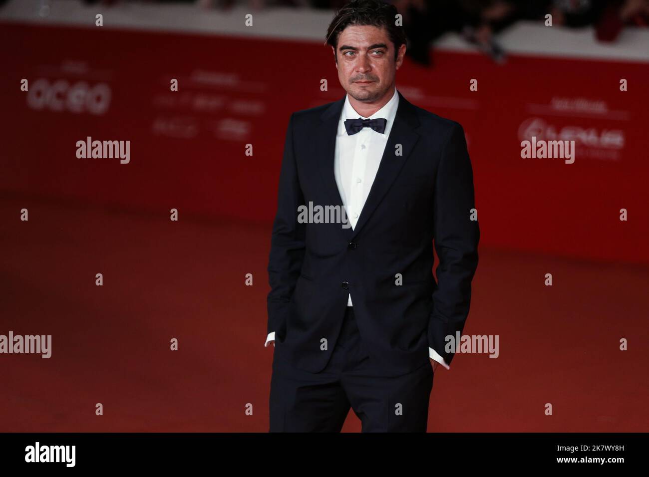 Riccardo Scamarcio besucht den roten Teppich des Films „L'ombra di Caravaggio“ bei der Eröffnung des Rome Film Fest im Auditorium Parco della Musica. (Foto von Davide Di Lalla / SOPA Images/Sipa USA) Stockfoto