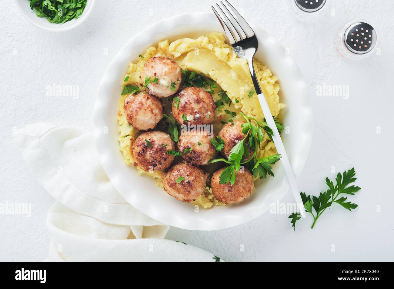 Schwedische Fleischbällchen in Sahnesauce, Kartoffeln und Preiselbeersoße in einer Schüssel auf Schiefer-, Stein- oder Betonböden. Schwedische Küche. Köstliche cremige ma Stockfoto